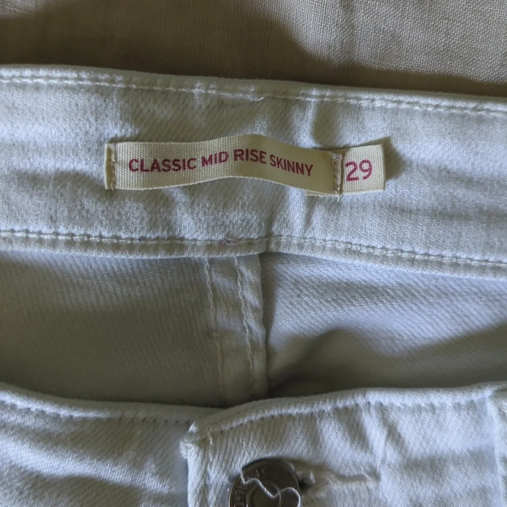 Levi's Classic Mid Rise Skinny White Jeans - Picture 4 of 6